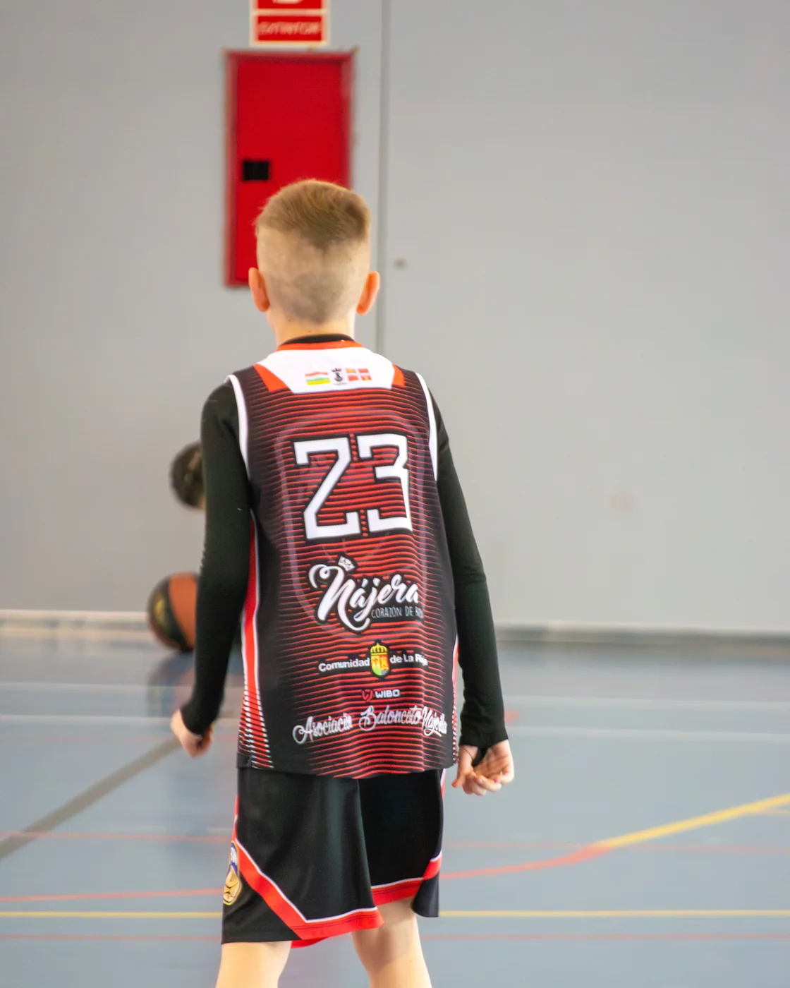 Jugador benjamín del ABN conduciendo el balón