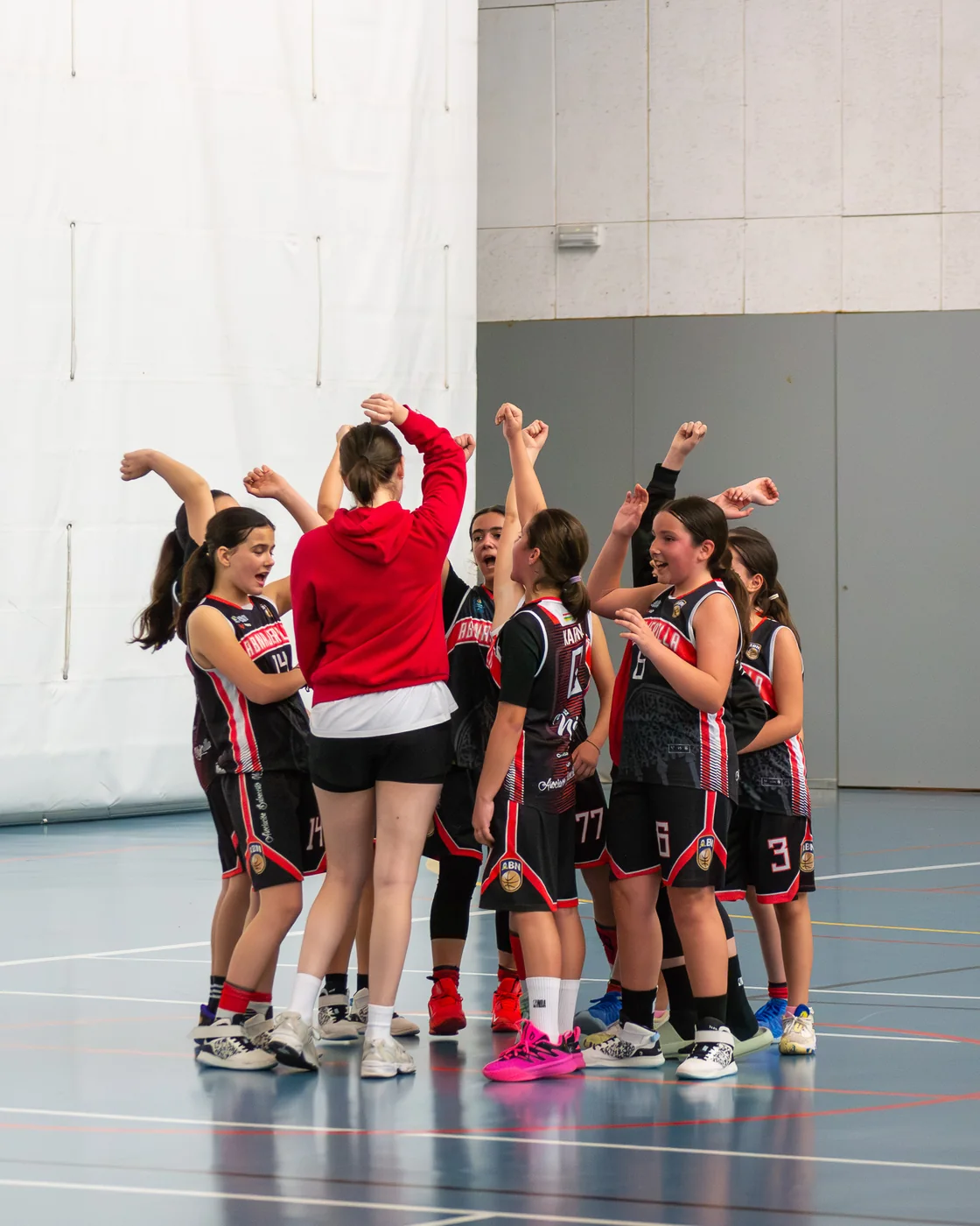 Jugadoras del ABN celebrando con su entrenadora