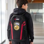 Chico con la mochila del AB Najerilla a la espalda