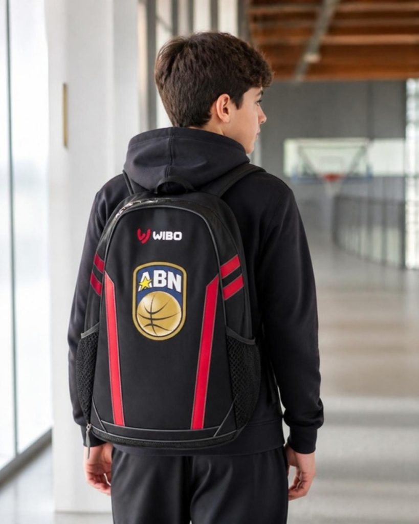 Chico con la mochila del AB Najerilla a la espalda