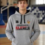 Chico con la sudadera gris del AB Najerilla en el pabellón