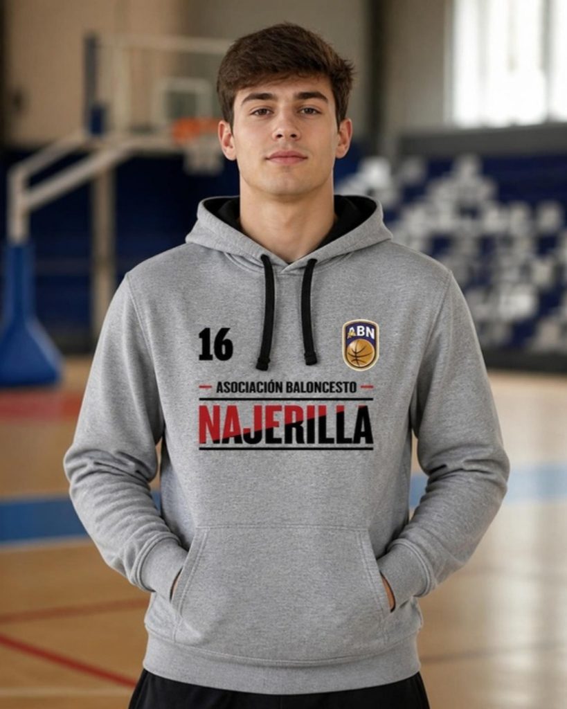 Chico con la sudadera gris del AB Najerilla en el pabellón