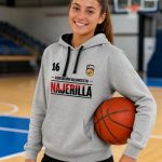 Chica con la sudadera gris del AB Najerilla sujetando un balón